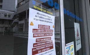 Illustration des portes du CHU Pontchaillou à Rennes, où des messages d'information relatifs à l'épidémie de coronavirus ont été affichés.