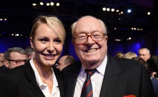 La députée FN Marion Maréchal-Le Pen et son grand-père, Jean-Marie Le Pen, le 17 novembre 2013 à Paris, lors d'un meeting du parti