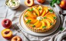 Sensation de fraîcheur garantie avec cette tarte fine aux pêches et fromage blanc originale prête en 15 minutes