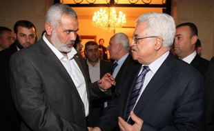 Une réunion tripartite regroupera mercredi au Caire le président égyptien Mohamed Morsi, son homologue palestinien Mahmoud Abbas et le chef en exil du Hamas Khaled Mechaal, a déclaré à l'AFP le porte-parole de la présidence égyptienne Yasser Ali.