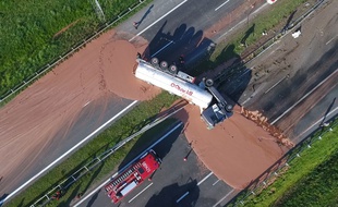 Du chocolat chaud s'est déversé sur l'autoroute A2 en Pologne après qu'un camion a heurté les barrières de sécurité.