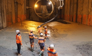 La dalle qui supportera les rails est en cours de création