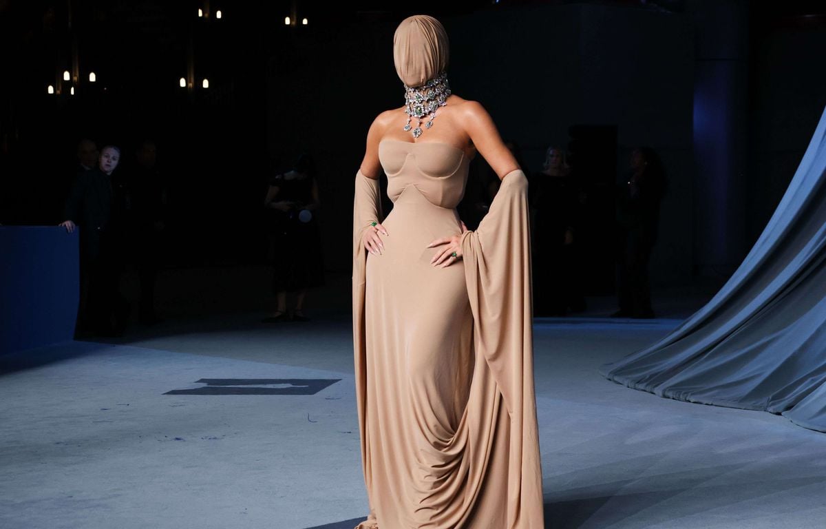 EN IMAGES Les (très nombreuses) tenues douteuses portées par Kim Kardashian sur tapis rouge