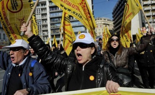 Plus de 10.000 personnes, selon la police, ont manifesté mardi à Athènes contre l'austérité qui frappe la Grèce pour la troisième année consécutive, en marge de grèves dans plusieurs entreprises, marquant la première mobilisation sociale de 2012 dans le pays.