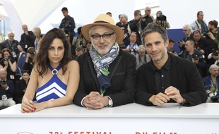 L'actrice Yasmine Hamdan et l'acteur Gael Garcia Bernal autour du cinéaste palestinien Elia Suleiman le 24 mai au Festival de Cannes