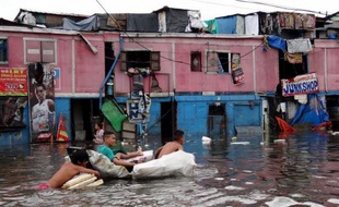 Le déluge qui s'est abattu sur Manille depuis trois jours a touché plus d'un million de personnes et fait au moins 20 morts dans la capitale philippine et sa périphérie, les habitants des bidonvilles ayant été les plus affectés, selon un nouveau bilan annoncé mercredi.