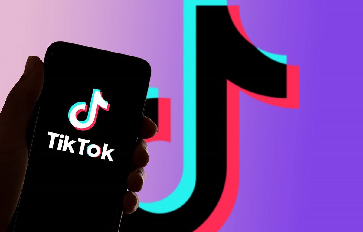 Lors de cette vidéo TikTok, deux personnes tentent de se faire