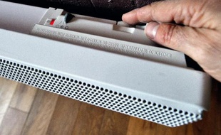 Une personne augmente la température de son radiateur