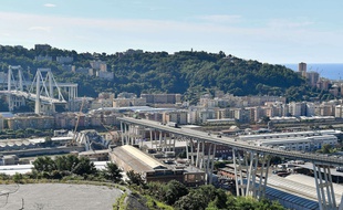 Le drame s’est déroulé en fin de matinée, sous une pluie battante, sur la A10 qui relit Gênes à Vintimille. Dans un énorme grondement, qui a fait craindre aux riverains un tremblement de terre, le pont dit Morandi, du nom de son concepteur, s’est effondré sur plus de 200 mètres, entraînant une trentaine de voitures et plusieurs poids lourds.