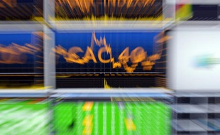 L'année 2015 a été moins faste pour les bénéfices des entreprises du CAC 40, à cause de lourdes pertes du sidérurgiste ArcelorMittal et du géant de l'énergie Engie, même si la plupart des secteurs ont vu leurs résultats s'améliorer, notamment les banques et l'automobile