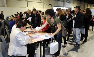 Le procès des prothèses mammaires frauduleuses PIP s'est ouvert dans un climat parfois tendu mercredi à Marseille, début d'un face-à-face très attendu entre Jean-Claude Mas et les plaignantes qui devront cependant patienter avant les premières explications.