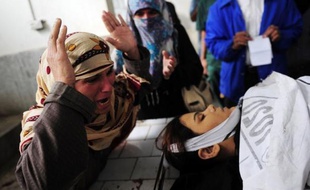 Six employés locaux d'une campagne de lutte contre la polio ont été tués par balle en deux jours dans deux des principales villes du Pakistan où les insurgés islamistes s'opposent à la vaccination contre cette maladie virale encore endémique au pays.