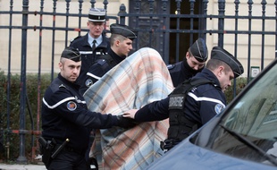 Amiens, le 18 janvier 2013. Des gendarmes escortent Willy Bardon au palais de justice avant sa mise en examen.