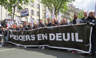 La marche a commencé par une minute de silence en hommage à Xavier Jugelé