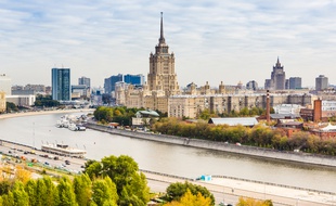 Une des «Sept Sœurs de Moscou», l'hôtel Ukraine sur les bords de la rivière Moscova à Moscou.