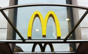 La filiale française du géant américain du hamburger McDonald's a lancé mardi une formule "Casse-croûte" à moins de 5 euros, proposant une version du fameux baguette jambon-fromage, marquant "un pas de plus" vers son adaptation au goût des Français.