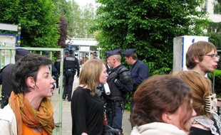 Des étudiants grévistes sont évacués par des CRS le 13 mai 2009 à l'université de Saint-Etienne.