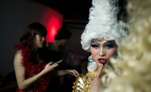 Yu Xiaoyang dont le nom de scène est Xiao Bai (Petit blanc), s'apprête à monter sur scène pour un concours de travestis sur la scène d'un club gay à Shanghai, le 18 avril 2016