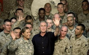 George W. Bush a entériné le choix de ses militaires d'un retrait d'Irak de 21.500 soldats d'ici l'été 2008, en laissant en suspens la question d'un plus large désengagement sous sa présidence, au risque de frustrer encore davantage les Américains las de la guerre.