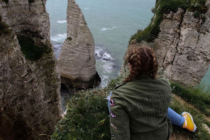 Une photo au bord de la falaise, à Etretat. 