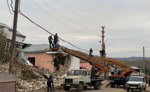 Une maison en ruine après un bombardement à Stepanakert, la capitale du Haut-Karabakh, samedi.