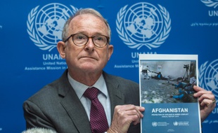 Richard Benett, chef de la mission de l'ONU Afghanistan tient le rapport onusien, ce dimanche 24 février à Kaboul, en Afghanistan.