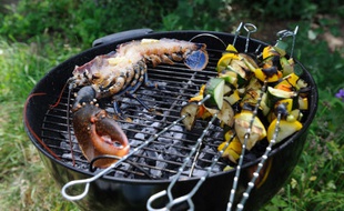 Des brochettes de légumes sur un barbecue. Ne tenez pas compte du homard, cet article n'en parle pas. (illustration)