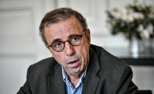 Pierre Hurmic dans son bureau de maire de Bordeaux, le 9 décembre 2020.
