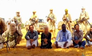 Un des chefs les plus radicaux d'Al-Qaïda au Maghreb islamique (Aqmi), Abdelhamid Abou Zeid, a été condamné lundi à Alger à la perpétuité par contumace pour "constitution de groupe terroriste international", a indiqué l'un des avocats de la défense.