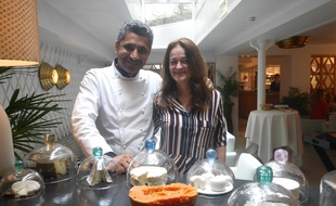 Le chef Sylvestre Wahid et notre lectrice Loraine A, devant le chariot des fromages chez Thoumieux