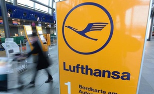 Le logo de la compagnie Lufthansa à l'aéroport de Leipzig-Halle à Schkeuditz, dans l'est de l'Allemagne, le 1er décembre 2014