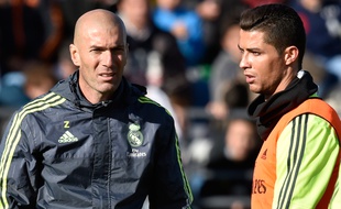 L'entraîneur du Real Madrid Zinédine Zidane, avec Cristiano Ronaldo, le 5 janvier 2016.