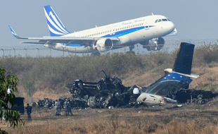 Un avion décolle de l'aéroport de Katmandou, à proximité du lieu du crash, le 13 mars 2018.