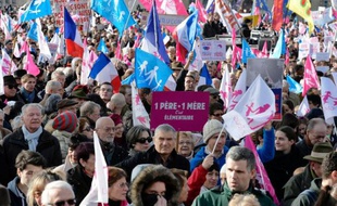 Les défenseurs d'une vision traditionelle de la famille, opposants à la supposée "théorie du genre" et à ce qu'ils considèrent comme la "familiphobie" du gouvernement, ont défilé nombreux dimanche à Paris et à Lyon: 80.000 selon la police, 500.000 selon les organisateurs.