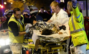 Evacuation d'une personne blessée lors de l'attaque terroriste au Bataclan, le 13 novembre 2015 à Paris