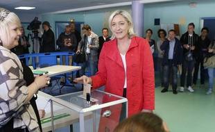 La présidente du FN Marine Le Pen vote à Hénin-Beaumont, le 25 mai 2014, à l'occasion des élections européennes.