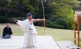 Démonstration de kyudo à l'ambassade de France à Tokyo, le 4 avril 2014.
