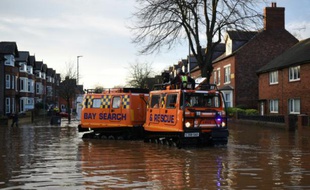 Des équipes de secours dans les rues inondées de Carlisle, au nord-ouest de l'Angleterre, le 7 décembre 2015