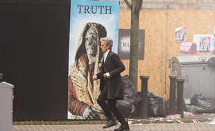 Peter Capaldi raccrochera bientôt le costume de Doctor Who, mais, pour le moment, il semble être à la recherche de son Tardis sur le tournage de la saison 10, à Cardiff.