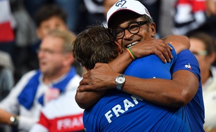 Yannick Noah congratule Lucas Pouille après sa victoire face à l'Espagnol Bautista Agut