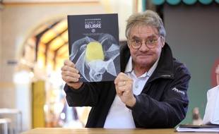 Jean-Yves Bordier, ici à Rennes, le 25 octobre 2018, avec son livre Esprit de beurre.
