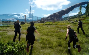 Une aventure en monde ouvert dans laquelle le joueur se déplace à pied, en voiture ou à dos de chocobo.