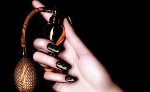 Une mise en beauté réalisée par les équipes de L'Oréal Paris, avec le Top Coat Color Riche, Gold Leaf .