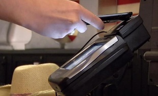 Google Wallet, combiné avec la technologie NFC, permet de payer avec son téléphone.