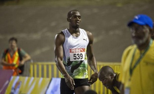 Usain Bolt et Yohan Blake se sont facilement qualifiés pour les demi-finales du 100 m des sélections jamaïcaines pour les jeux Olympiques, jeudi à Kingston par une forte chaleur.