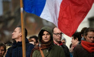 Le drapeau français flotte au vent pendant la minute de silence observée 16 novembre 2015 devant le restaurant La Casa Nostra à Paris