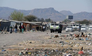 La police était déployée en force mardi dans une mine de platine en Afrique du Sud, où des heurts ont fait dix morts depuis dimanche, mettant en lumière les violentes tensions entre syndicats qui s'opposent sur les revendications et les méthodes de lutte.