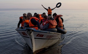Les autorités craignent les traversées à bord de bateaux surchargés comme ici en Grèce.