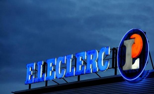 Le PDG d'E.Leclerc a fait savoir mercredi que l'enseigne de grande distribution allait "différer" dans ses prix à la clientèle la hausse de la TVA au 1er janvier, appelant le gouvernement à ses responsabilités à quelques mois des élections municipales.