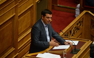 Le Premier Ministre grec Alexis Tsipras devant le Parlement grec vendredi 14 août 2015. Le plan d'aide a été adopté par le Parlement, il doit maintenant obtenir le feu vert de l'Eurogroupe.